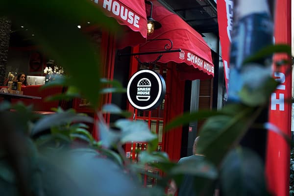 Smash House Nişantaşı tabelası