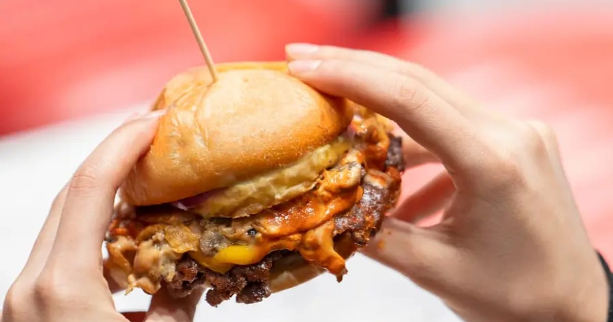 Smash House'ta çıtır kenarlı, eritilmiş peynirli çift köfteli smash burger