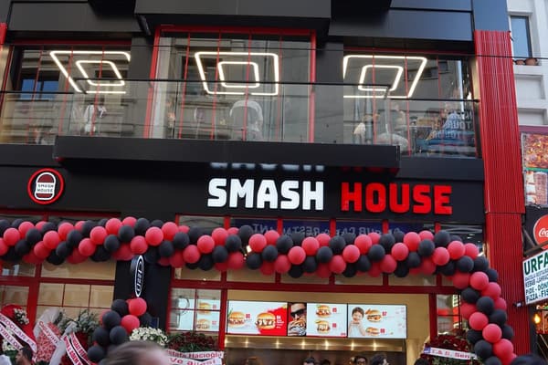 Muradiye Caddesi üzerindeki Smash House Sirkeci binası